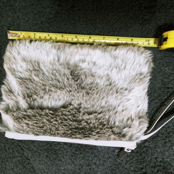 Faux fur wristlet - Picture 7 of 8